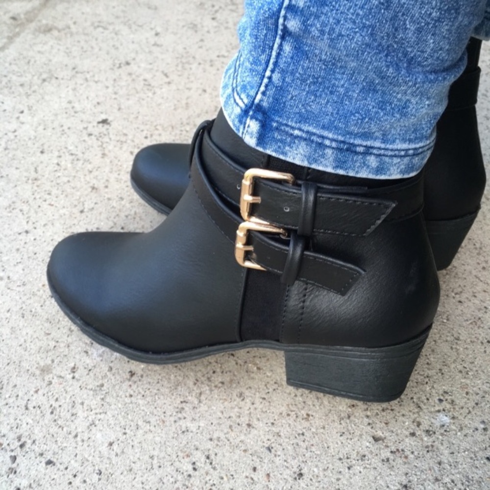 BLACK FAUX LEATHER ANKLE BOOTIE - Picture 4 of 8